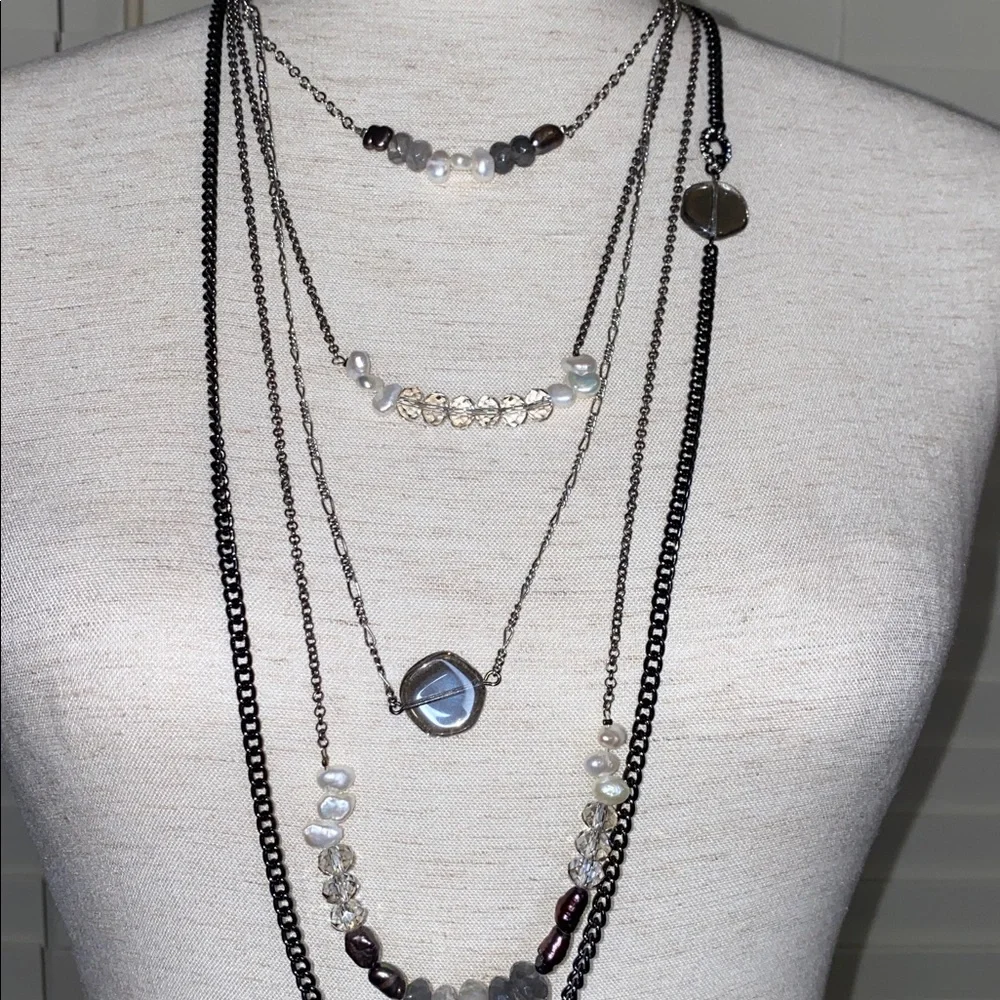 Chic Multi-Layered Necklace in Silver and Black